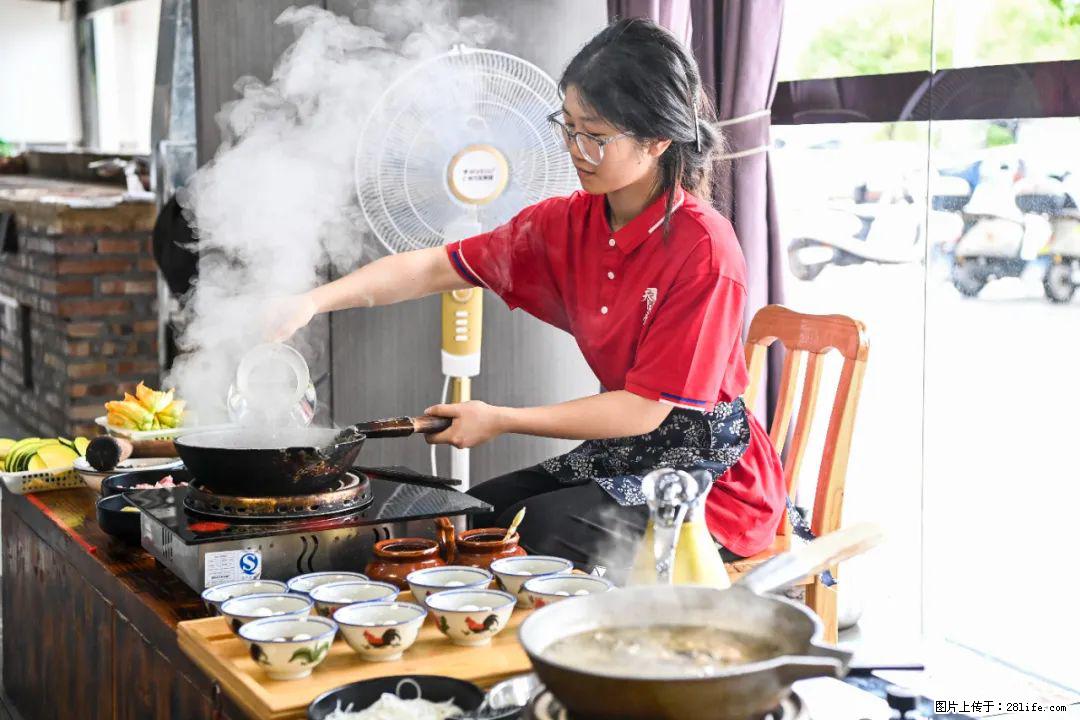 全网追的“扁担女孩”，找了一份暑假工，时薪12元 - 开封生活资讯 - 开封28生活网 kaifeng.28life.net